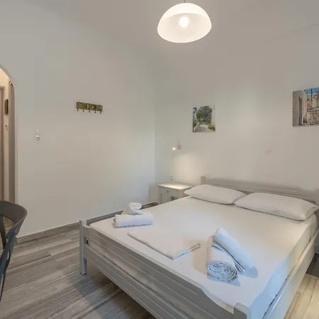 招待所 皮尔特佐瓦尼膳食旅馆 Páros